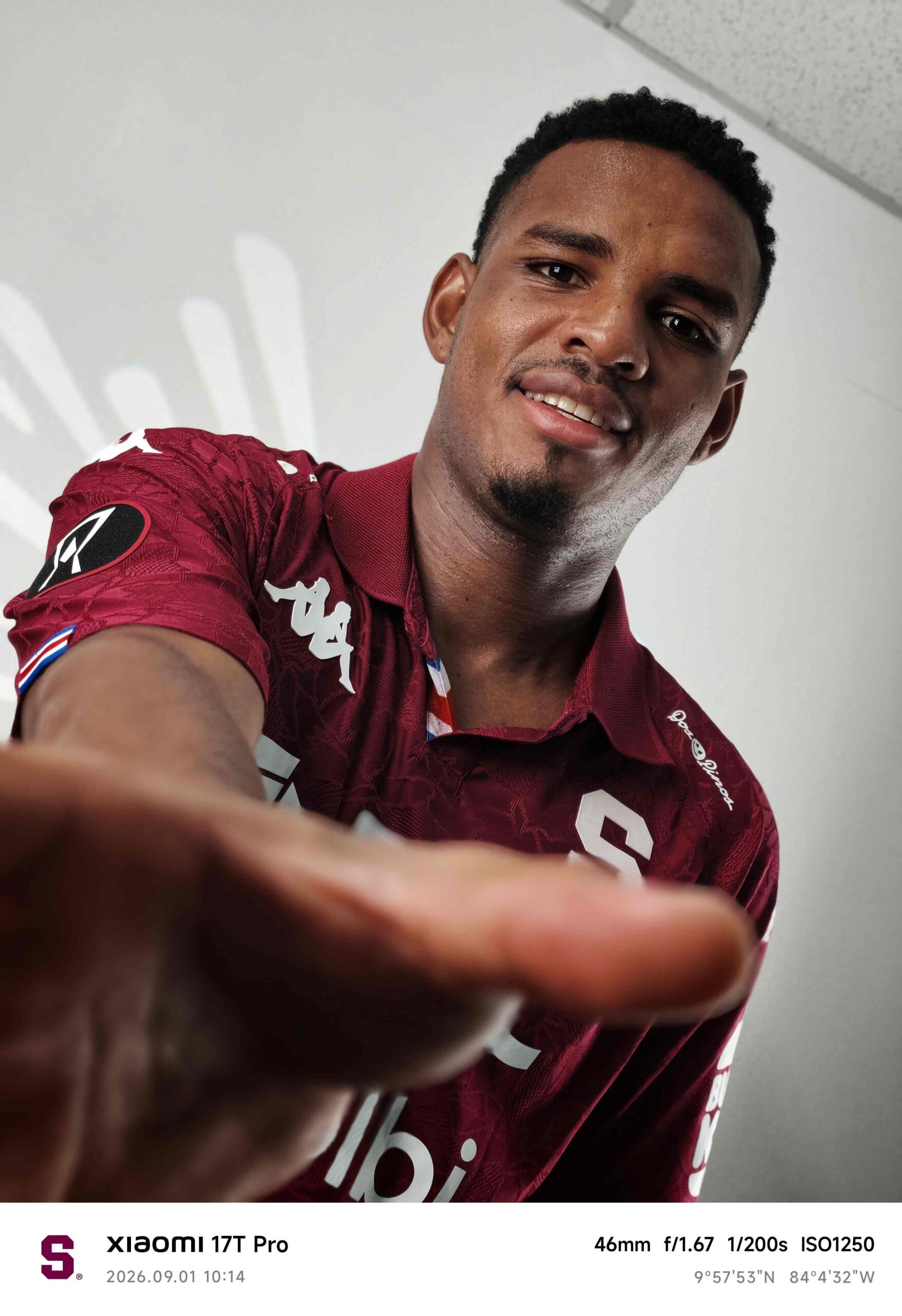 Del retrato a la cancha: El Xiaomi 17T Pro captura otra mirada de la pasión morada