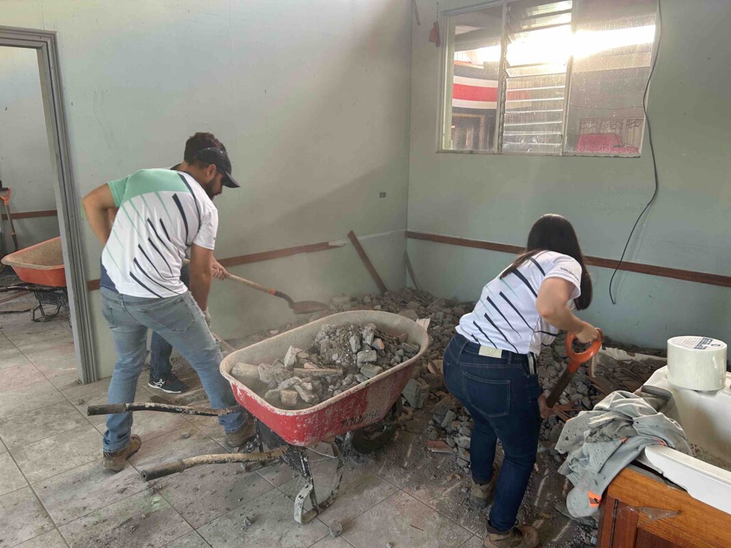 Mas de 25 personas trabajaron en jornada de reconstrucción de Hogar de Ancianos de Atenas