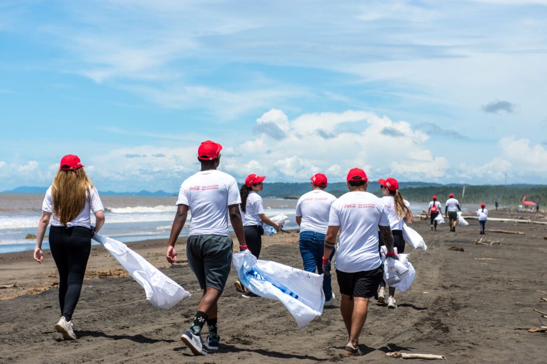 Voluntarios del Sistema Coca-Cola participan en jornada de limpieza en Playa Guacalillo