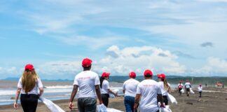 Voluntarios del Sistema Coca-Cola participan en jornada de limpieza en Playa Guacalillo