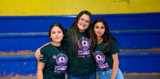 Comprar un latte de Starbucks puede apoyar a niñas de comunidades cafetaleras a construir su futuro