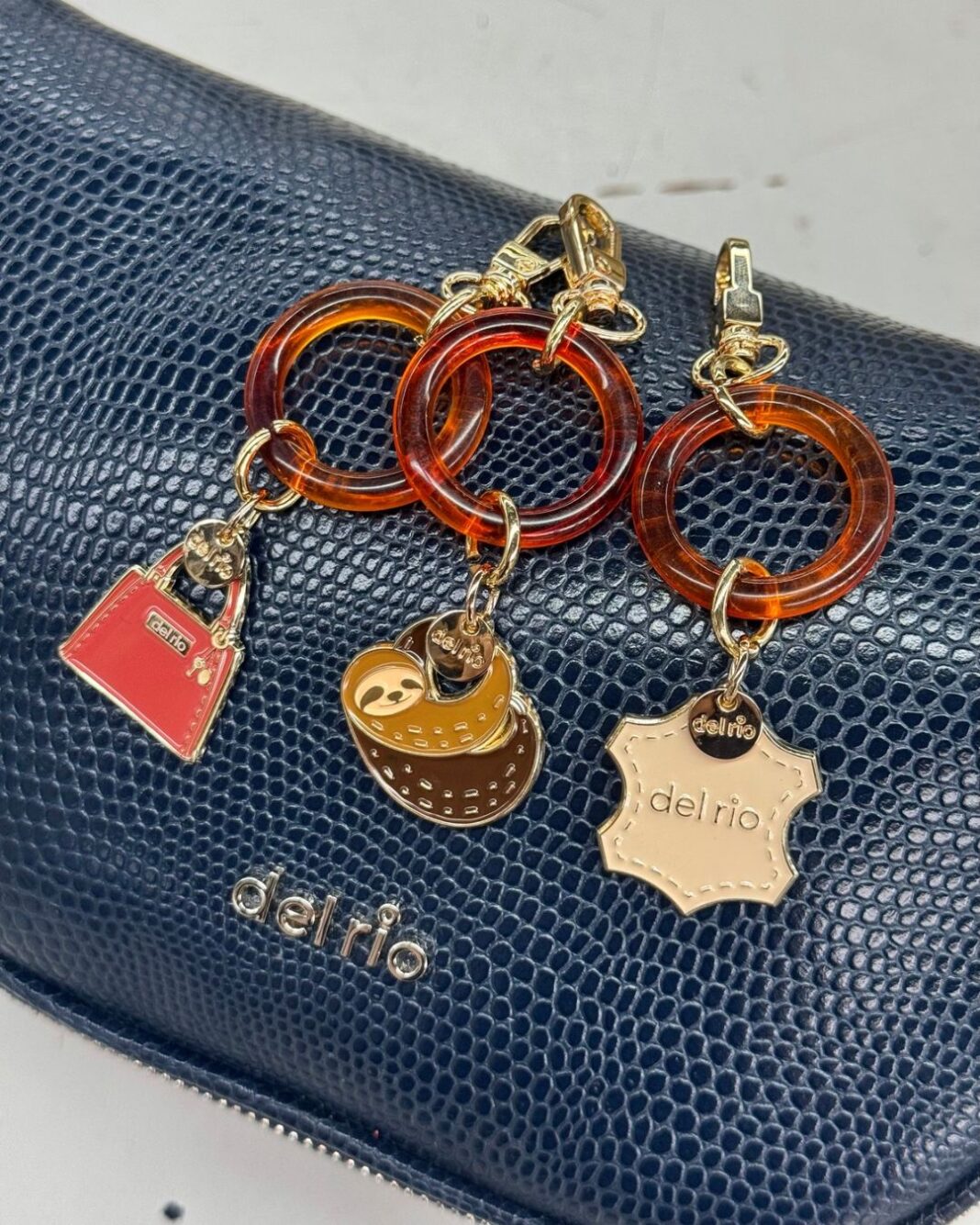 El nuevo objeto de deseo: Del Rio lanza una cápsula ultra exclusiva de bag charms coleccionables